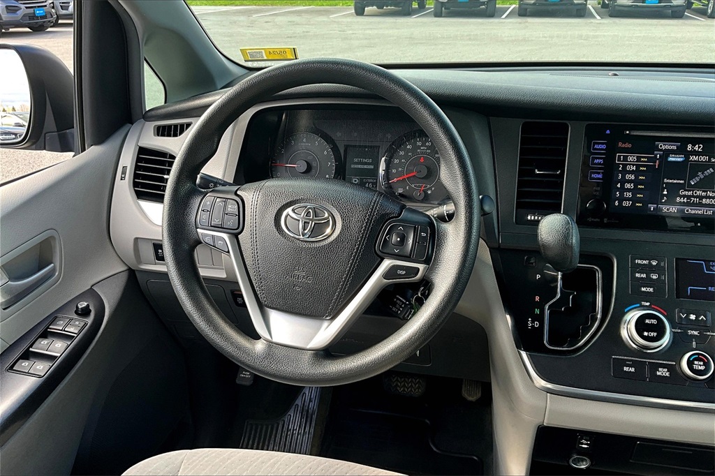 2015 Toyota Sienna LE - Photo 18