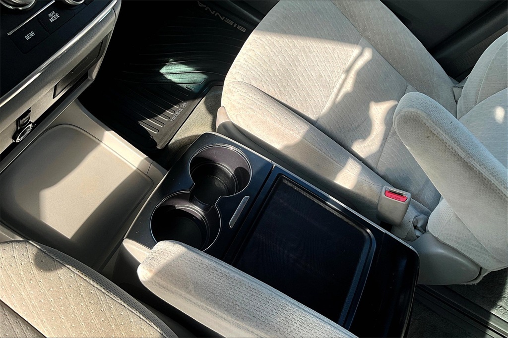 2015 Toyota Sienna LE - Photo 21