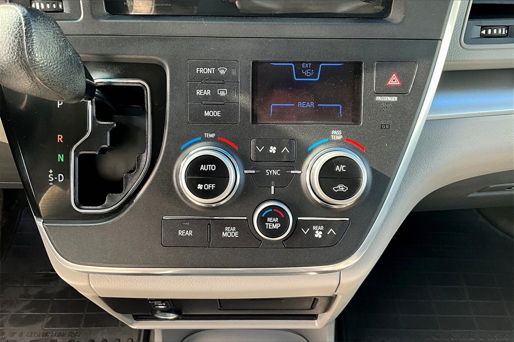 2015 Toyota Sienna LE - Photo 27