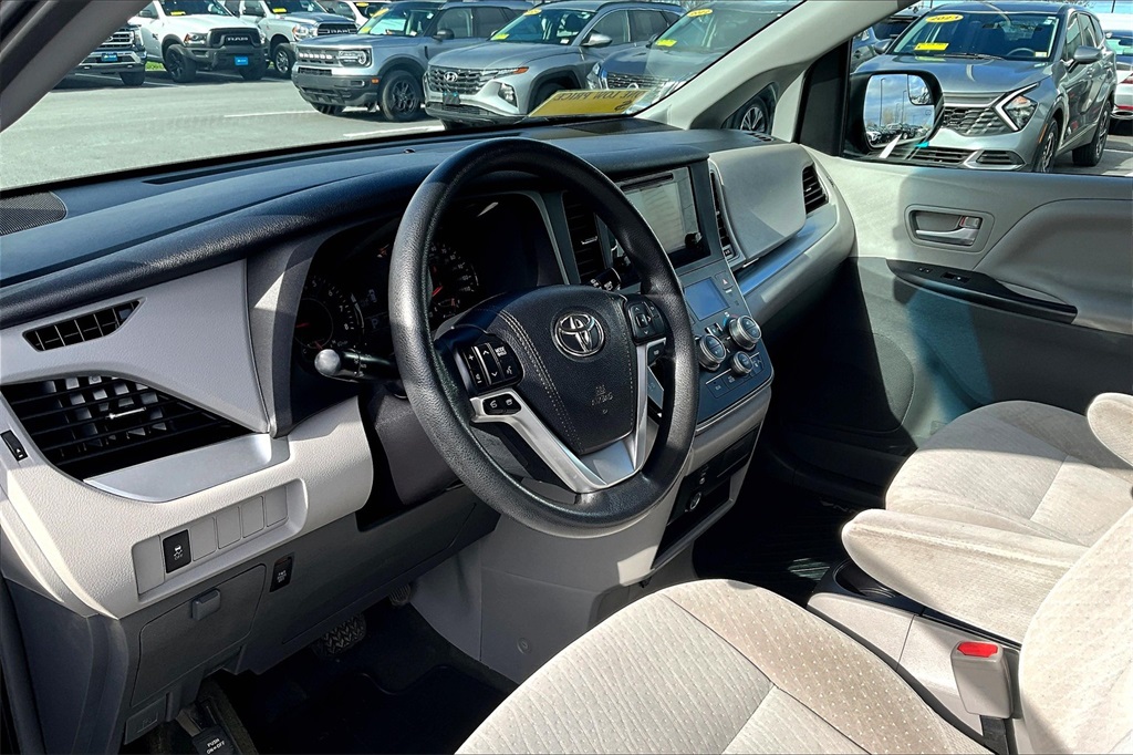 2015 Toyota Sienna LE - Photo 8