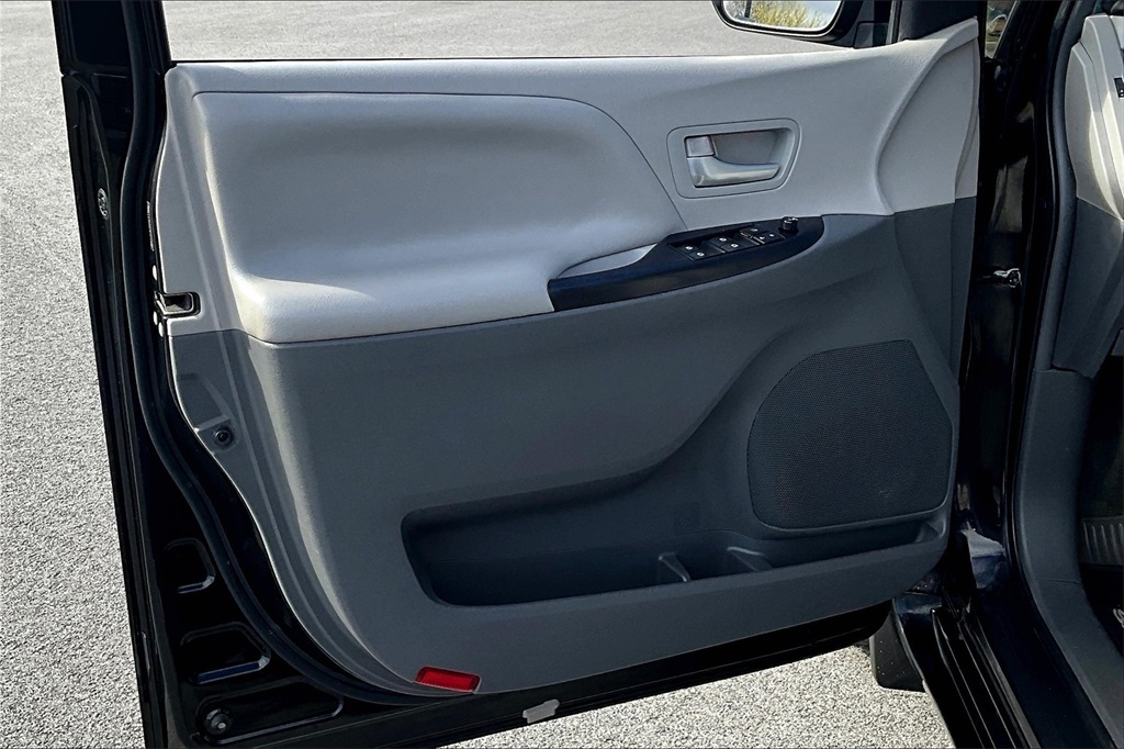 2015 Toyota Sienna LE - Photo 9