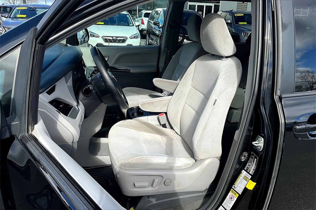 2015 Toyota Sienna LE - Photo 10