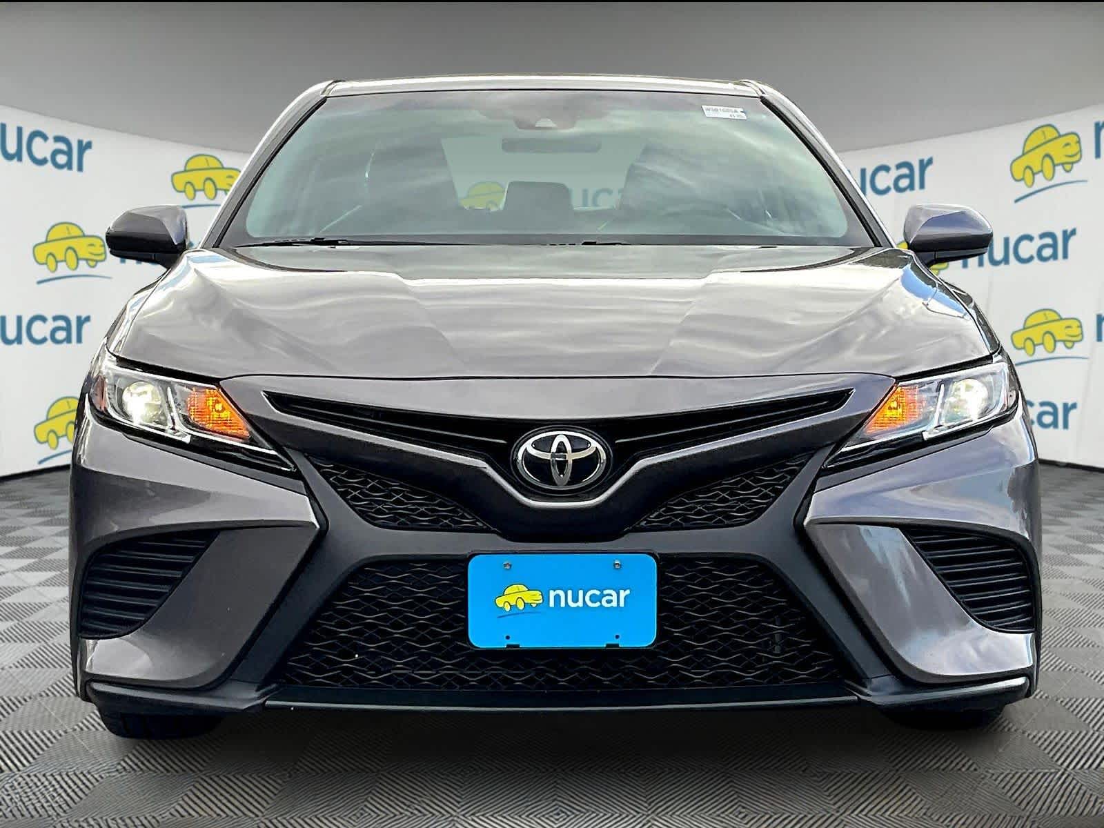 2018 Toyota Camry SE - Photo 2
