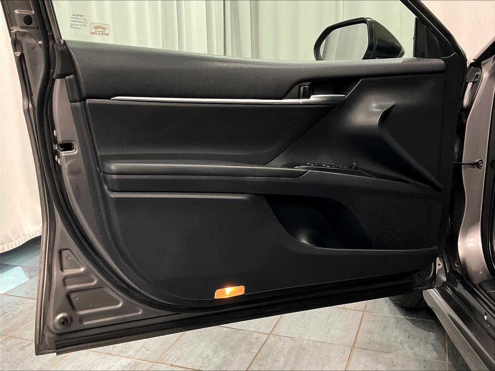 2018 Toyota Camry SE - Photo 9