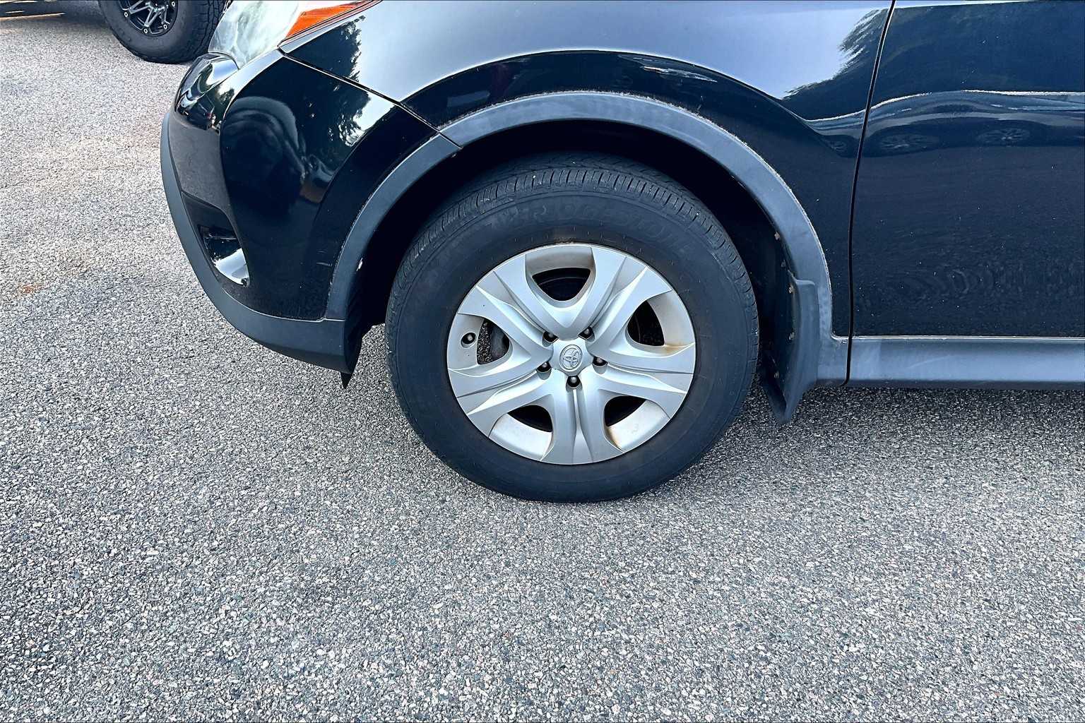 2014 Toyota RAV4 LE - Photo 4