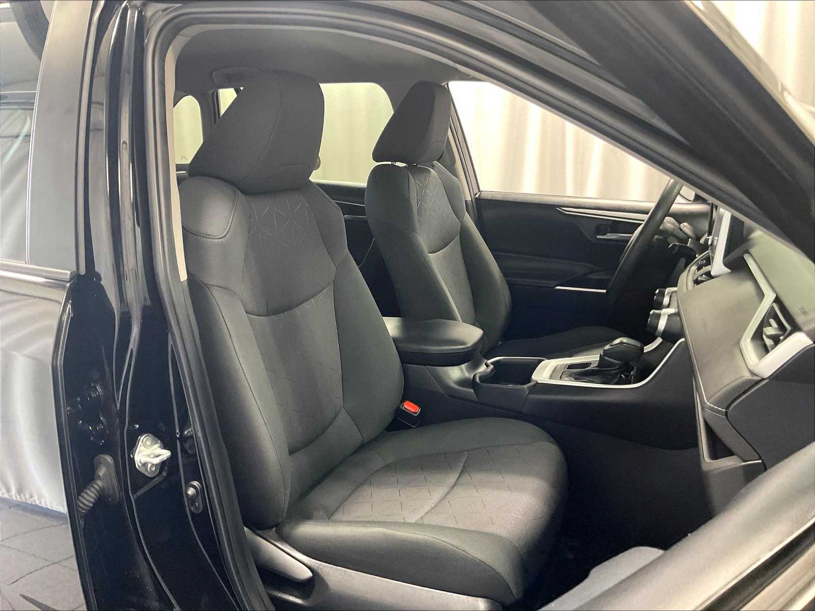 2023 Toyota RAV4 XLE - Photo 11