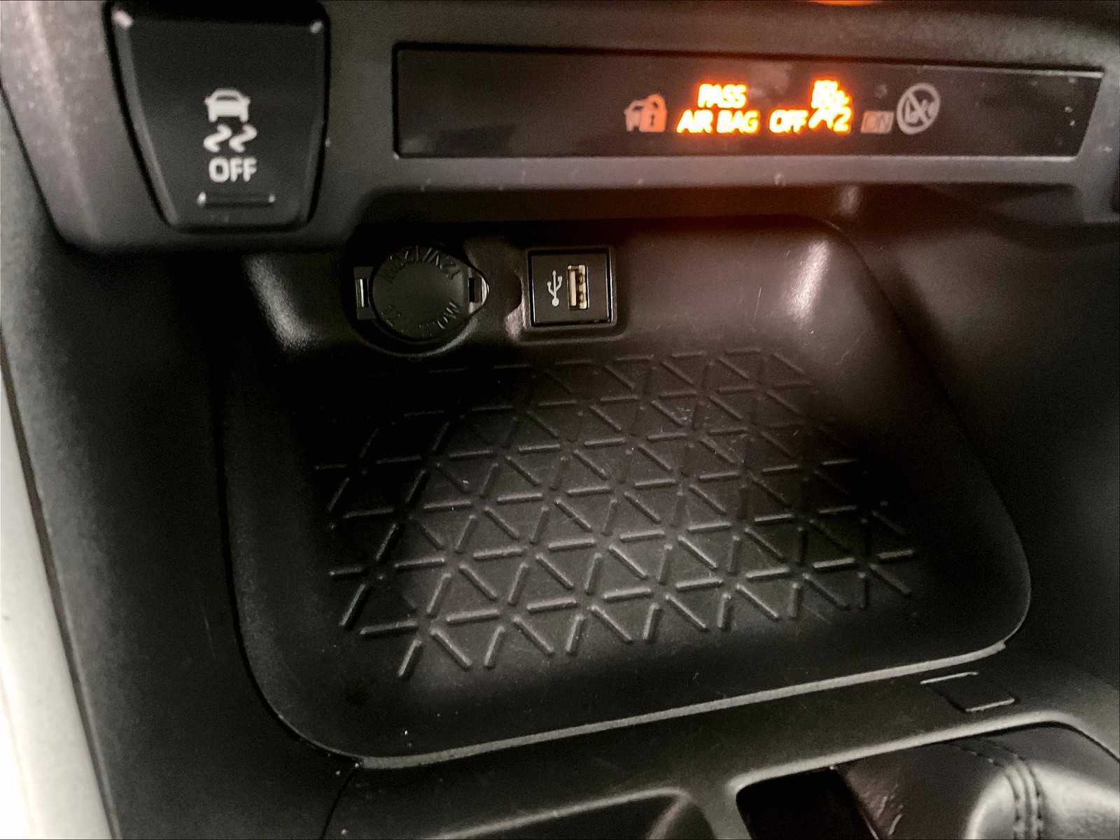 2023 Toyota RAV4 XLE - Photo 26