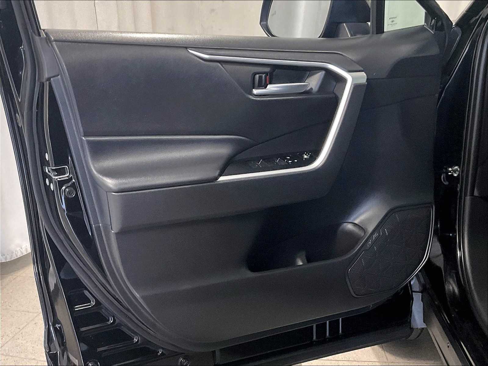 2023 Toyota RAV4 XLE - Photo 9