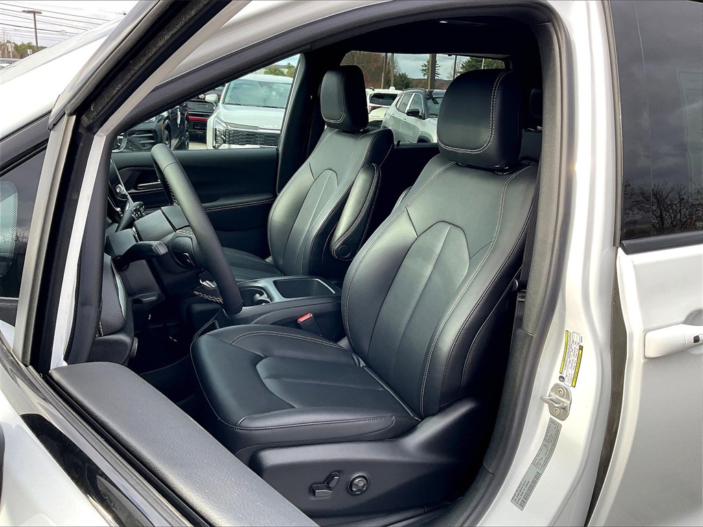 2026 Chrysler Pacifica Select - Photo 11