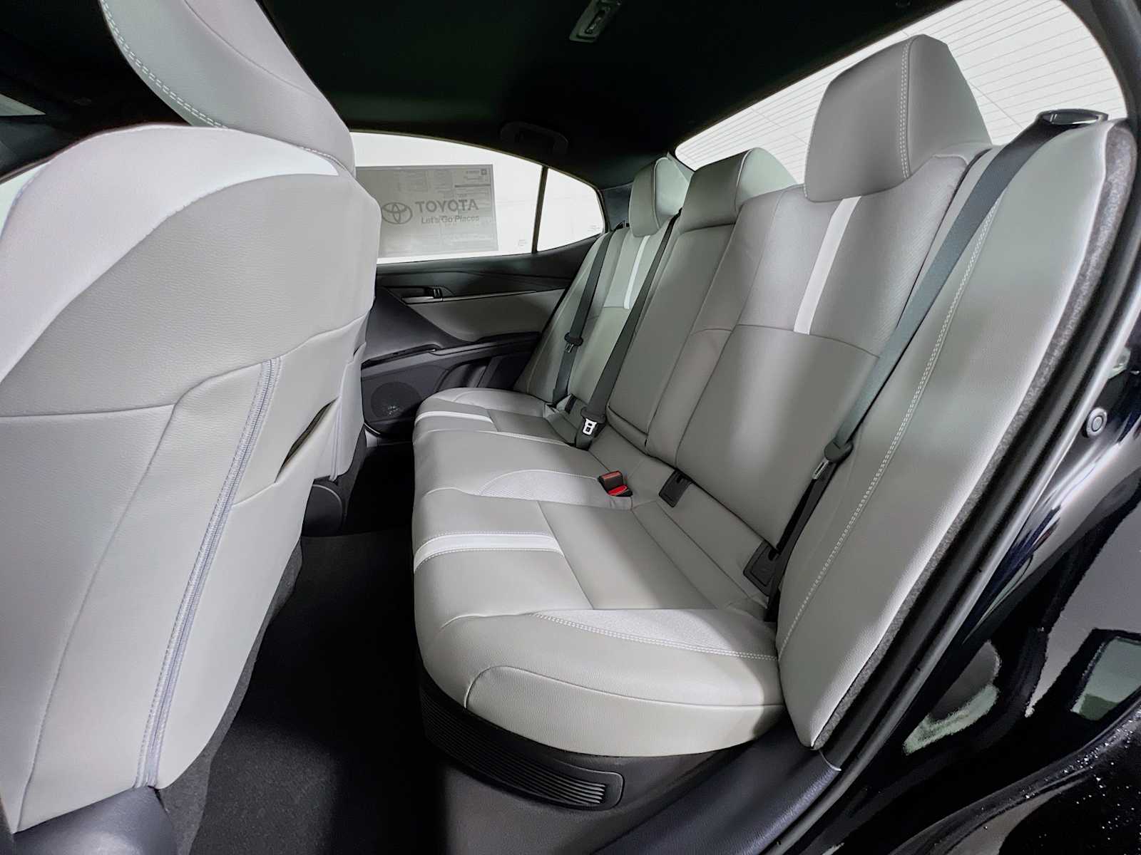 2025 Toyota Camry SE - Photo 13
