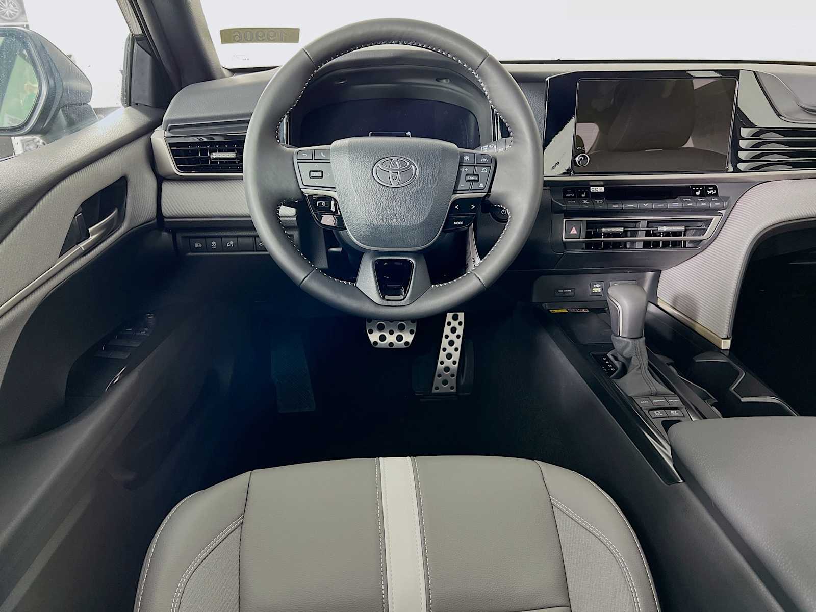 2025 Toyota Camry SE - Photo 15