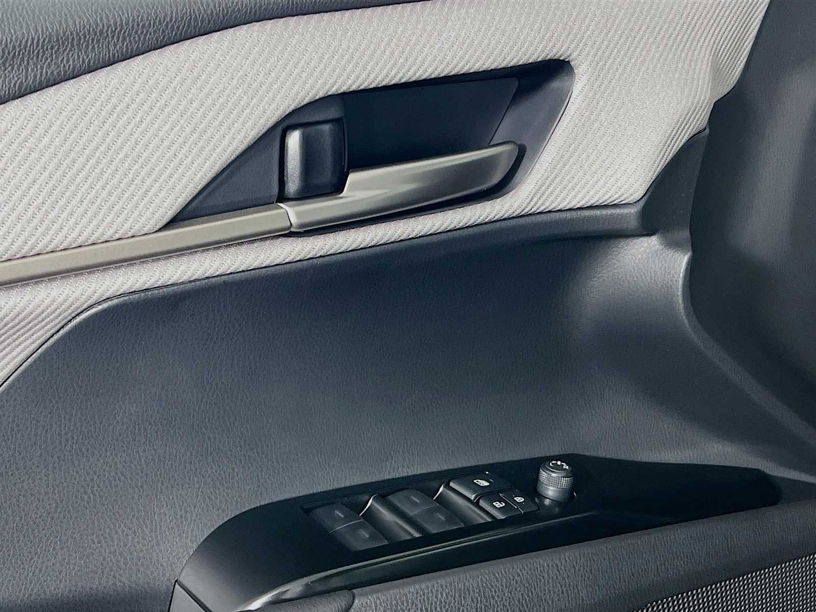 2025 Toyota Camry SE - Photo 16