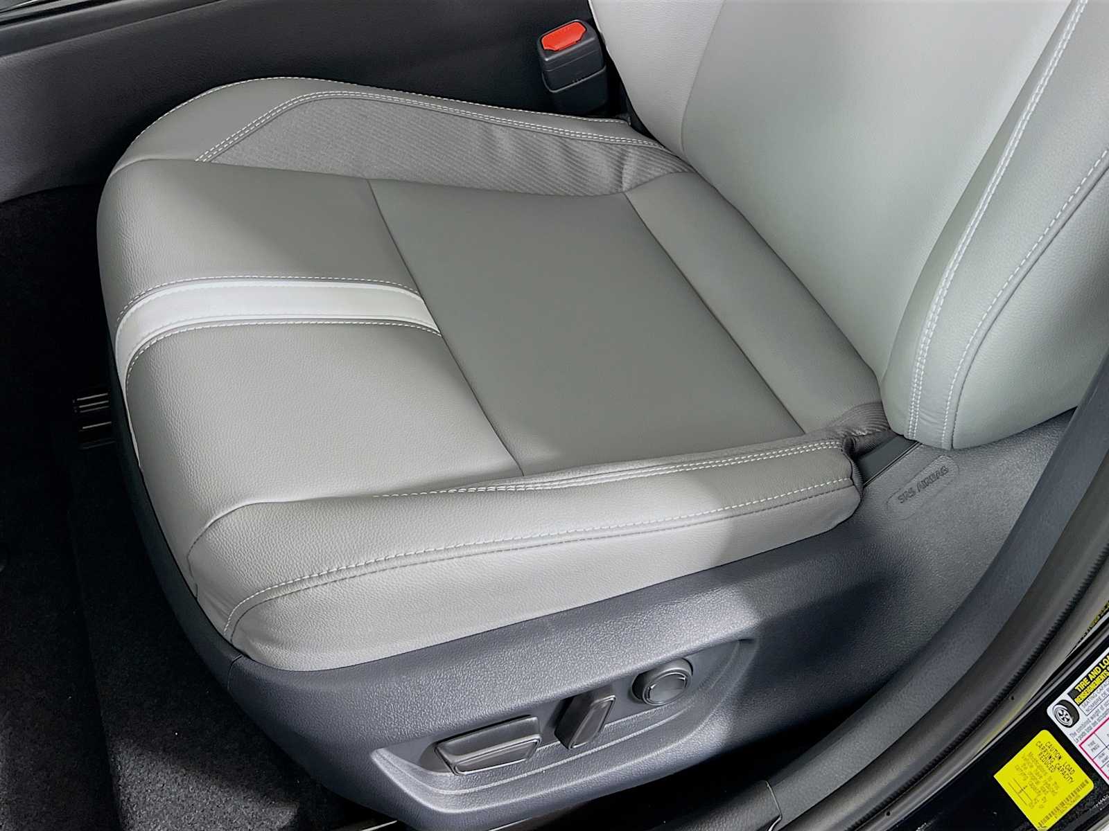 2025 Toyota Camry SE - Photo 17