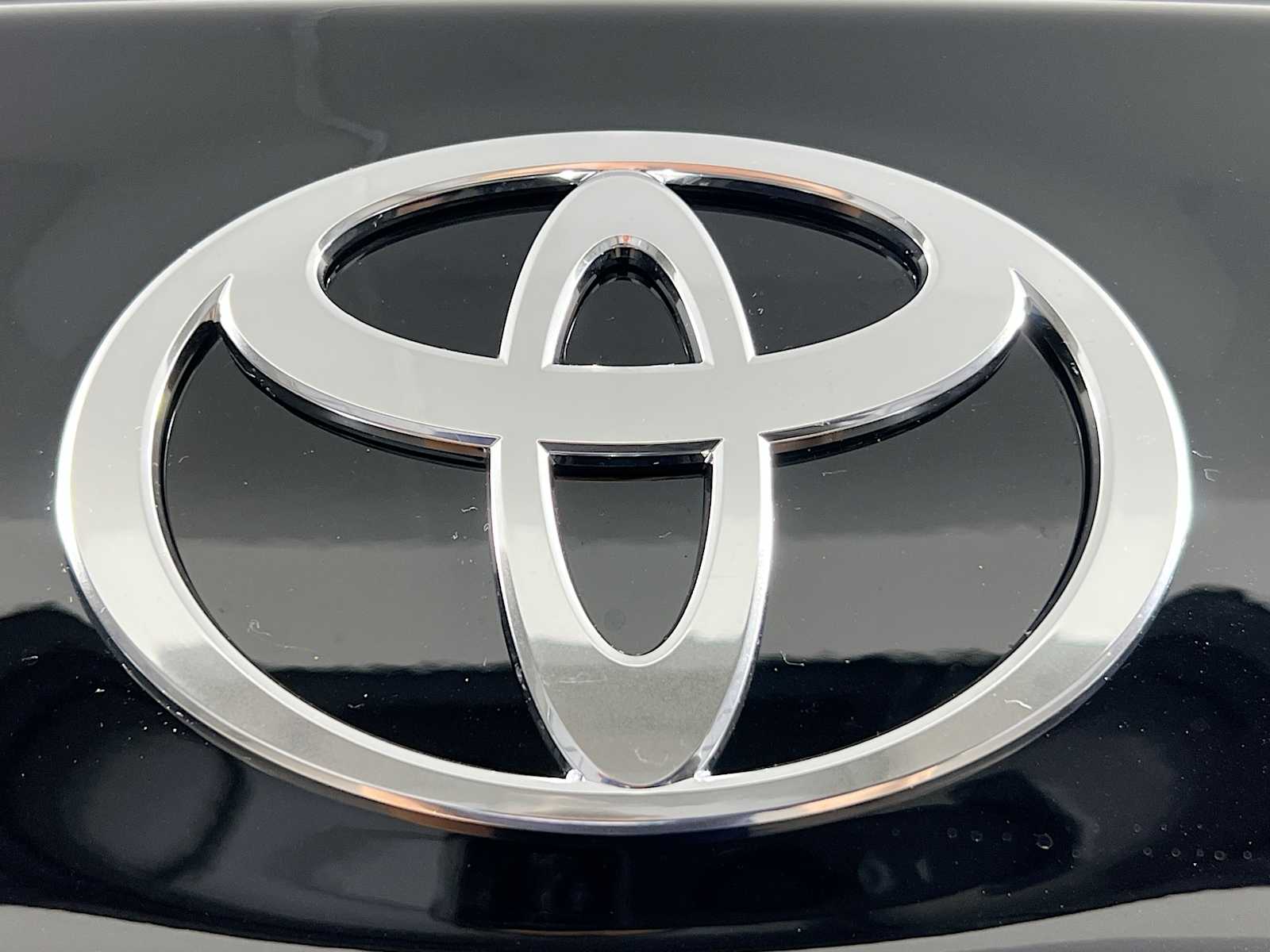 2025 Toyota Camry SE - Photo 18