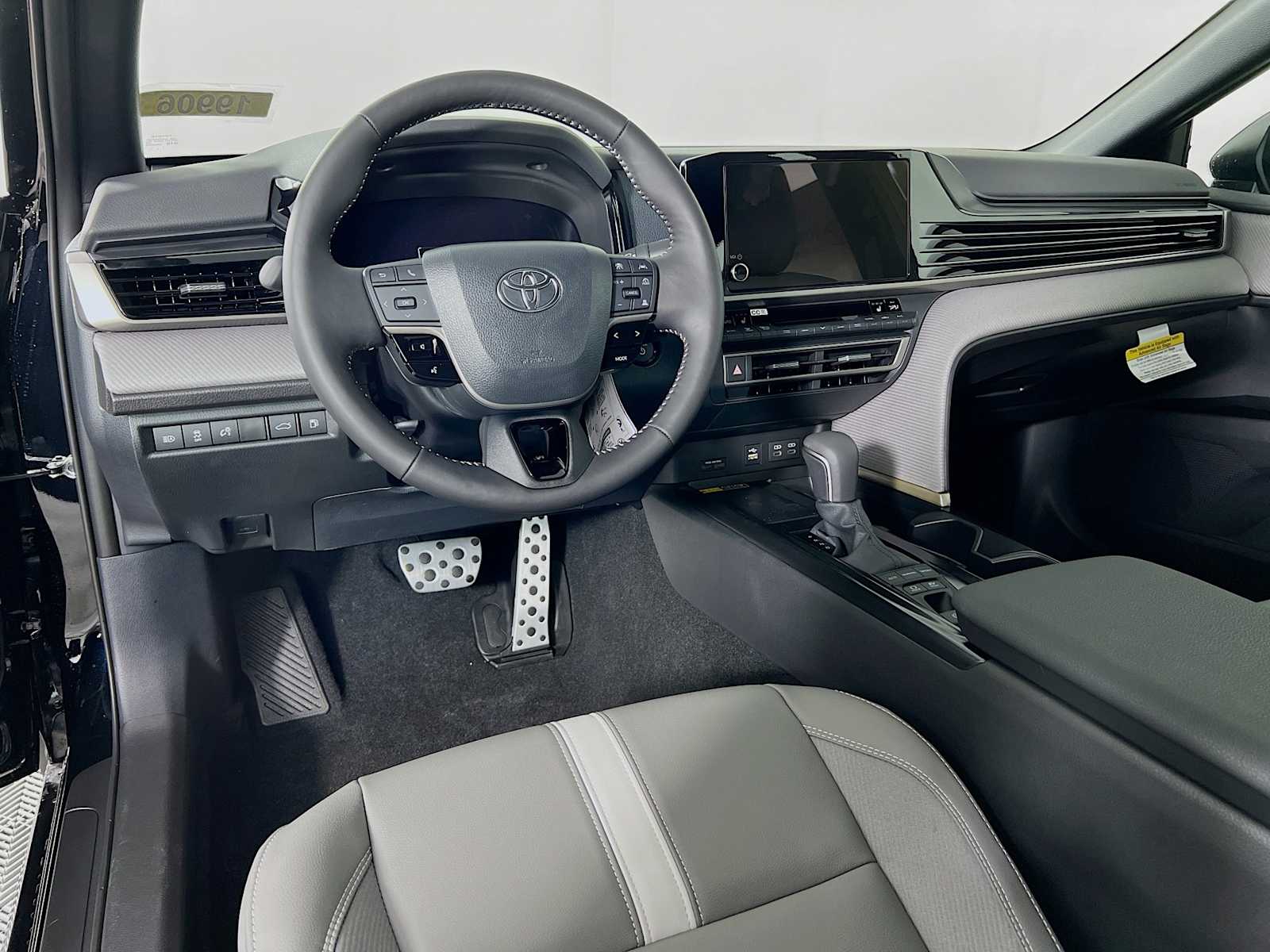 2025 Toyota Camry SE - Photo 6