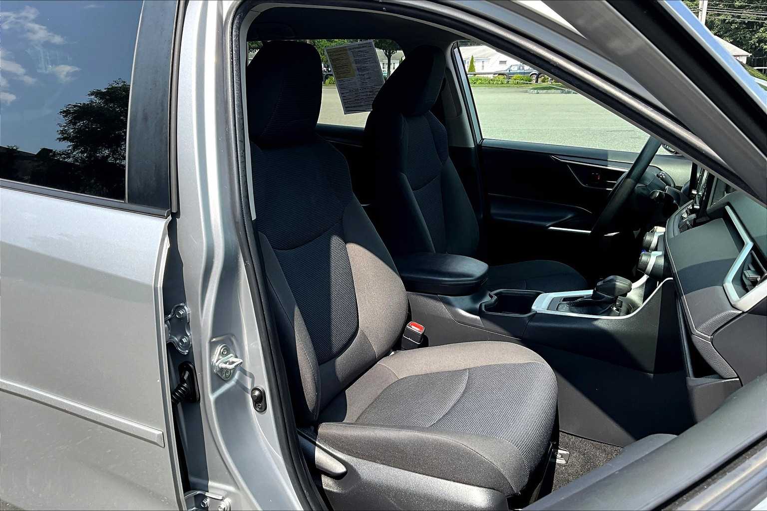 2022 Toyota RAV4 LE - Photo 11