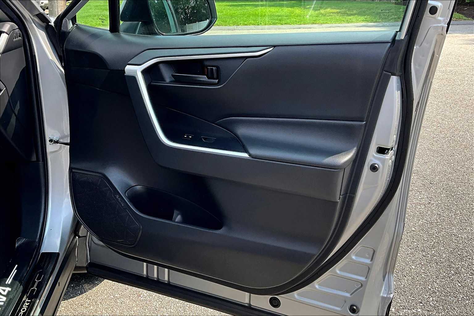 2022 Toyota RAV4 LE - Photo 12