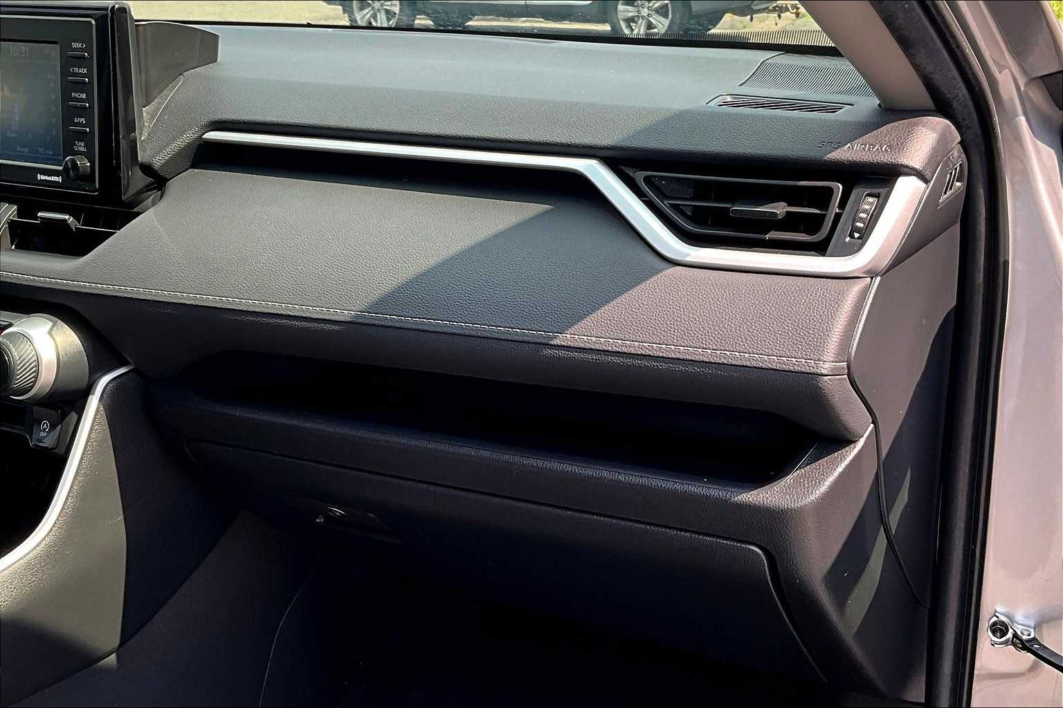 2022 Toyota RAV4 LE - Photo 13