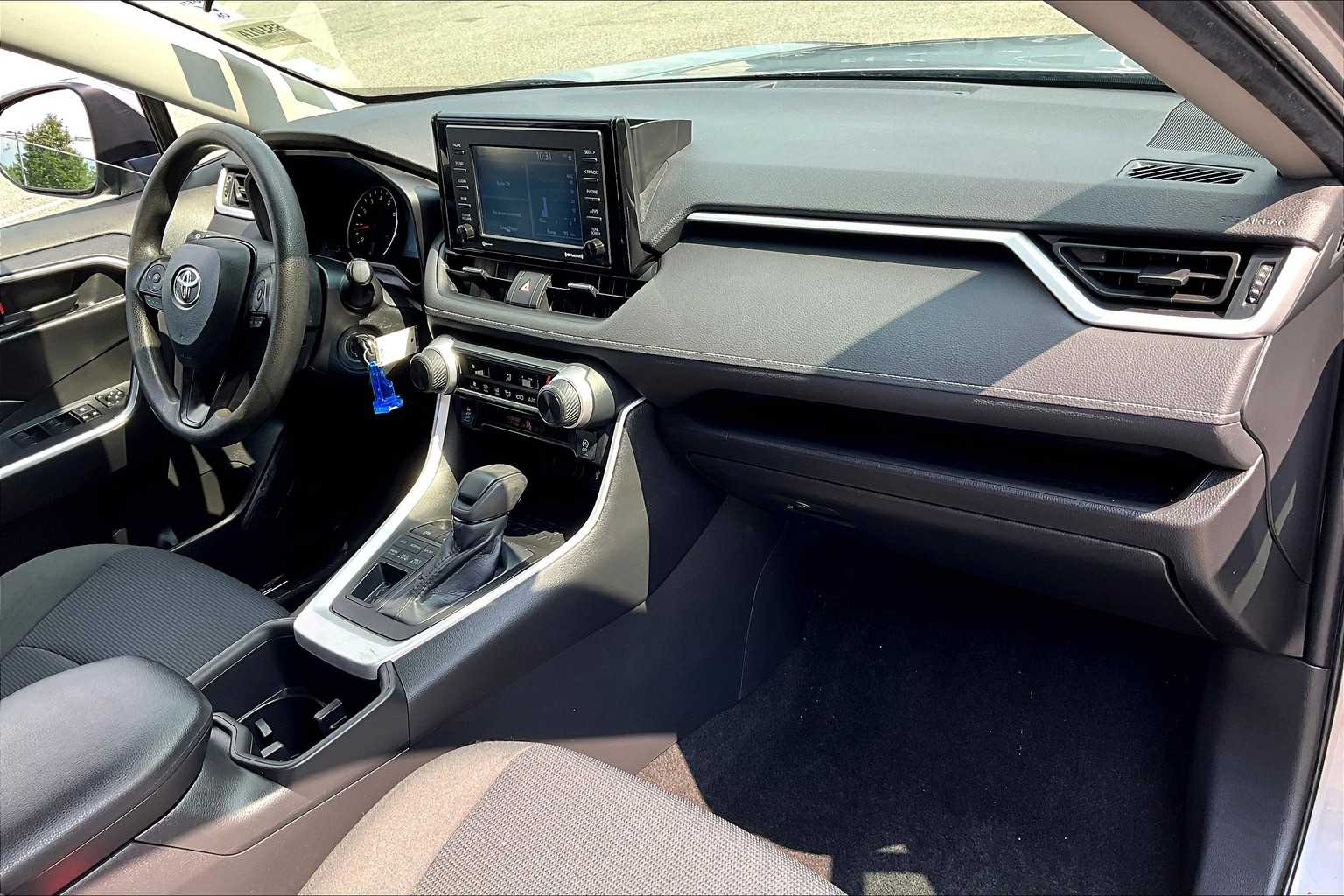 2022 Toyota RAV4 LE - Photo 14