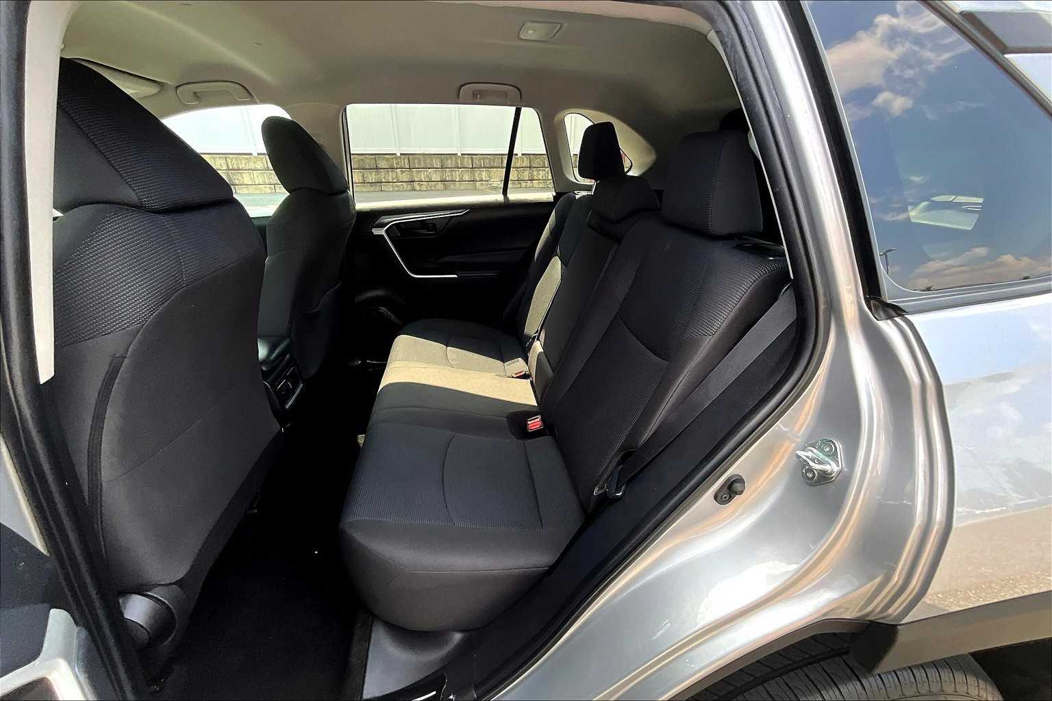 2022 Toyota RAV4 LE - Photo 15