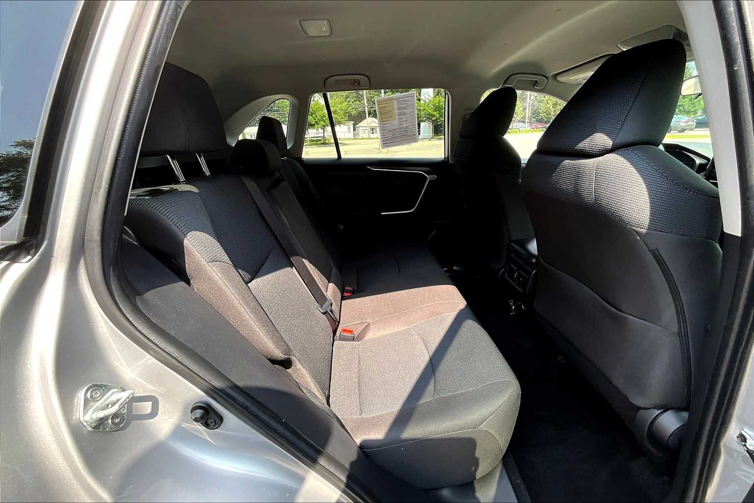2022 Toyota RAV4 LE - Photo 16