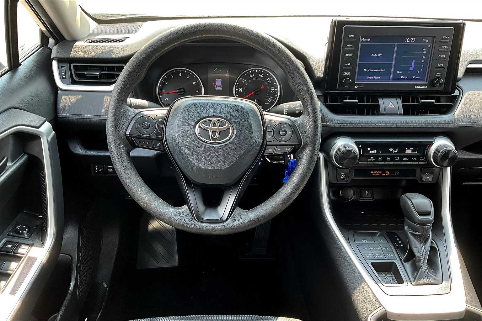 2022 Toyota RAV4 LE - Photo 17