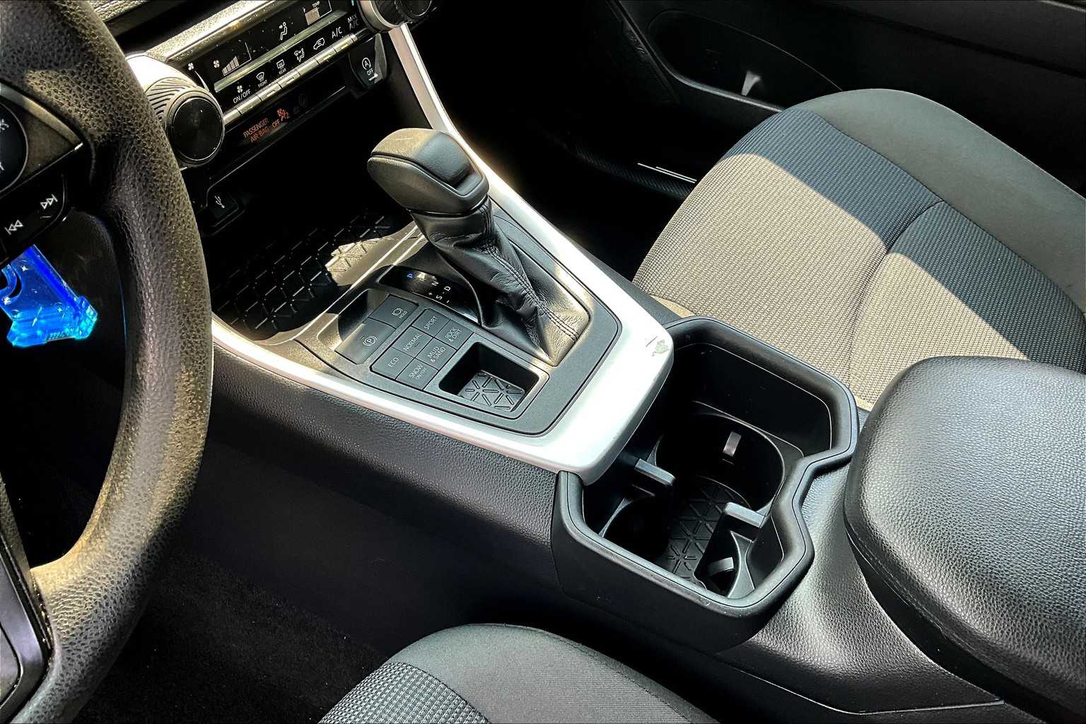 2022 Toyota RAV4 LE - Photo 20