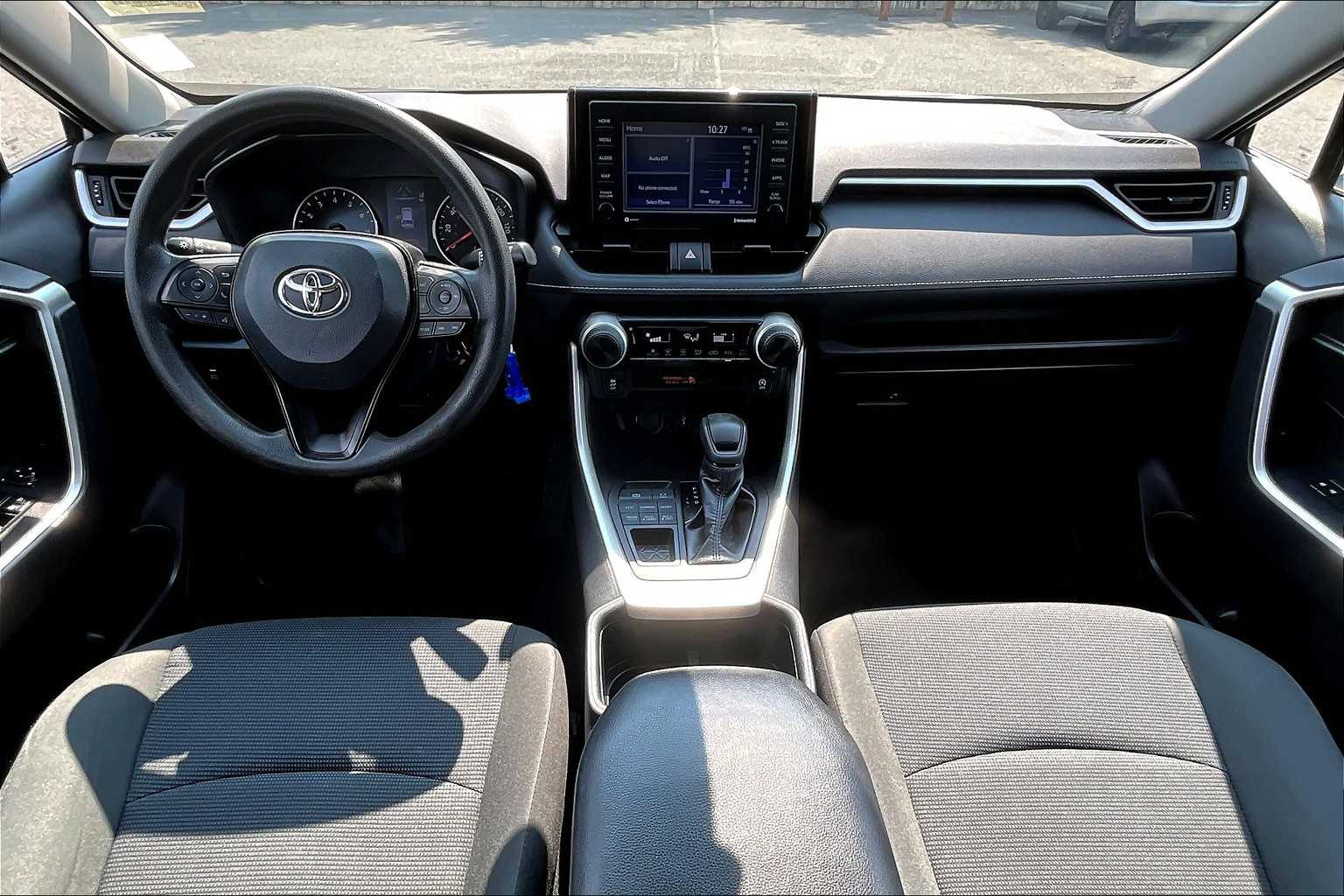 2022 Toyota RAV4 LE - Photo 21