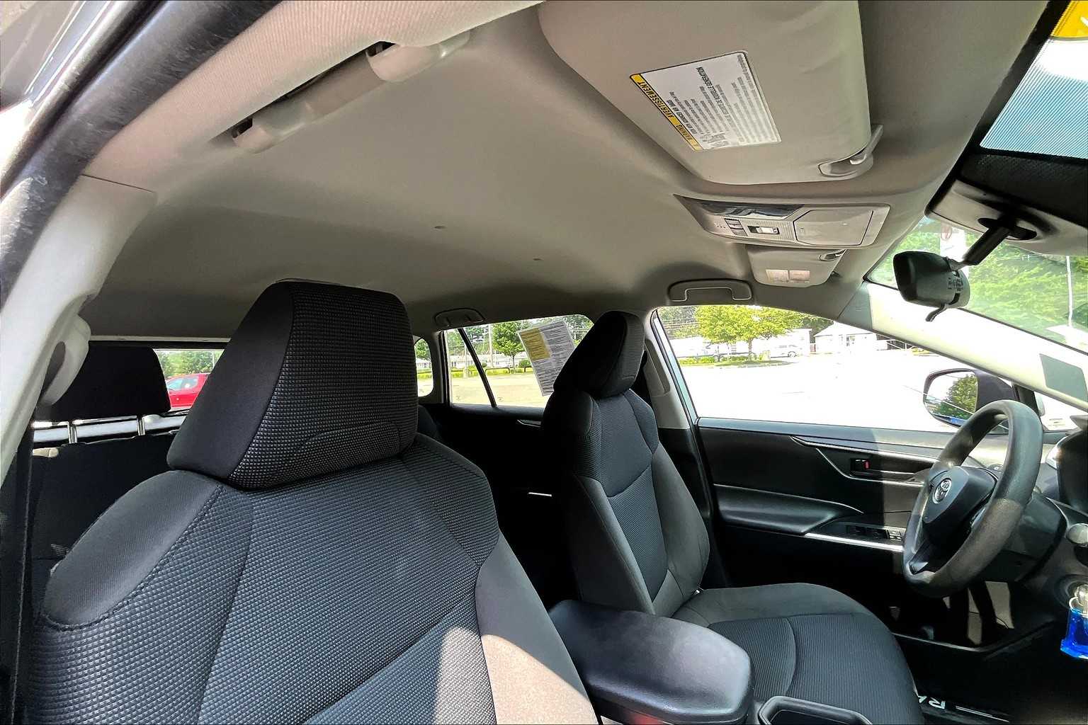 2022 Toyota RAV4 LE - Photo 22