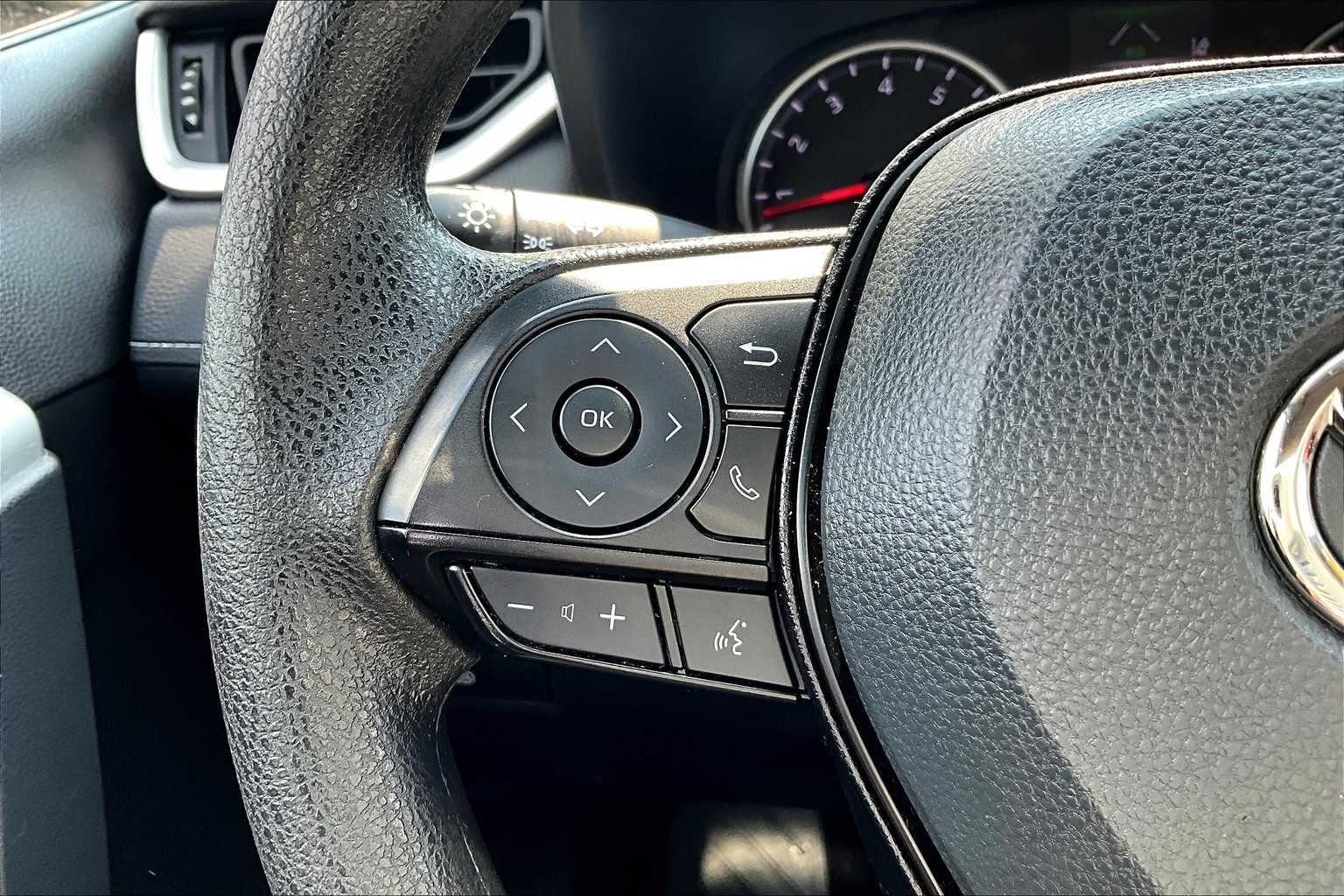 2022 Toyota RAV4 LE - Photo 23