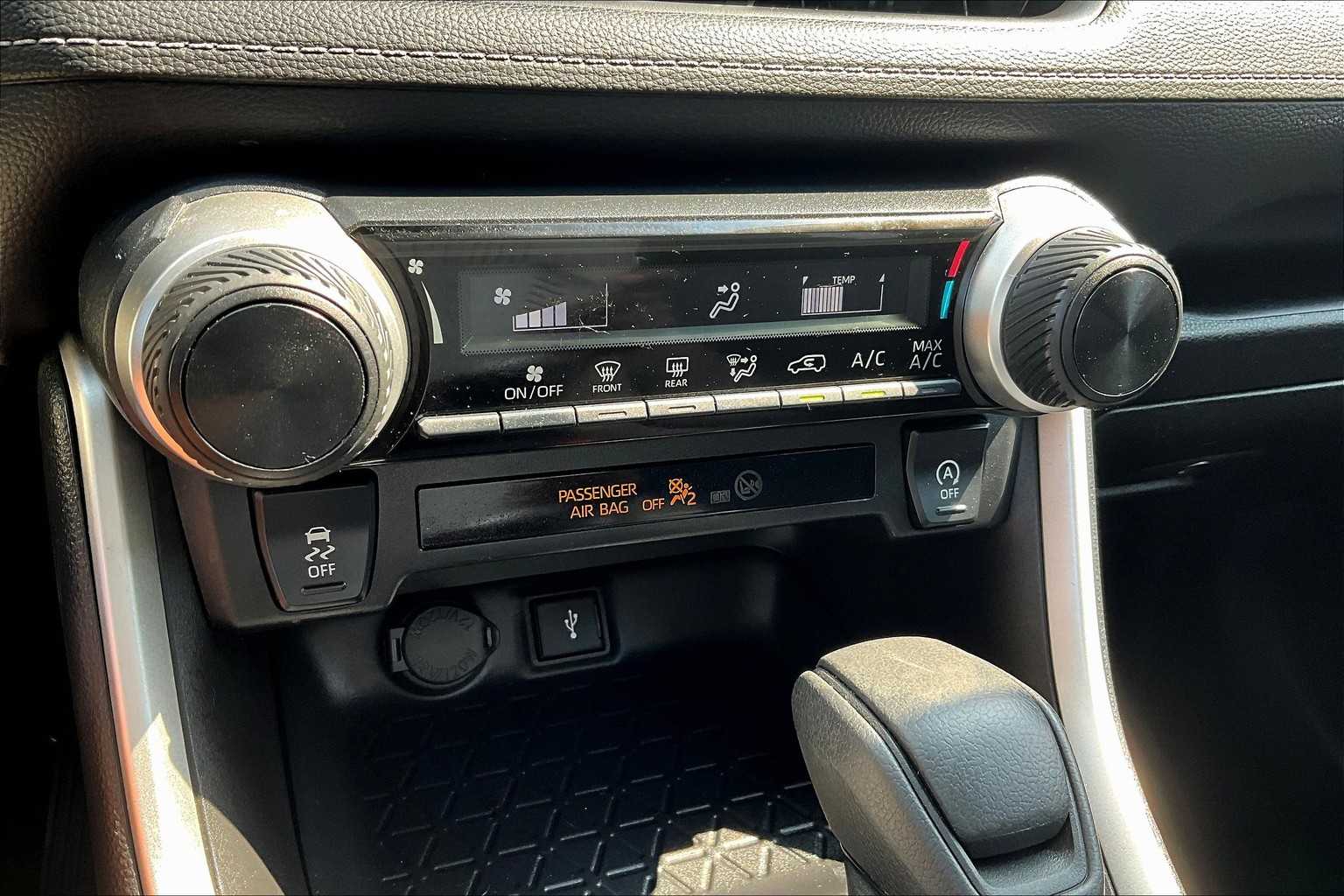 2022 Toyota RAV4 LE - Photo 26