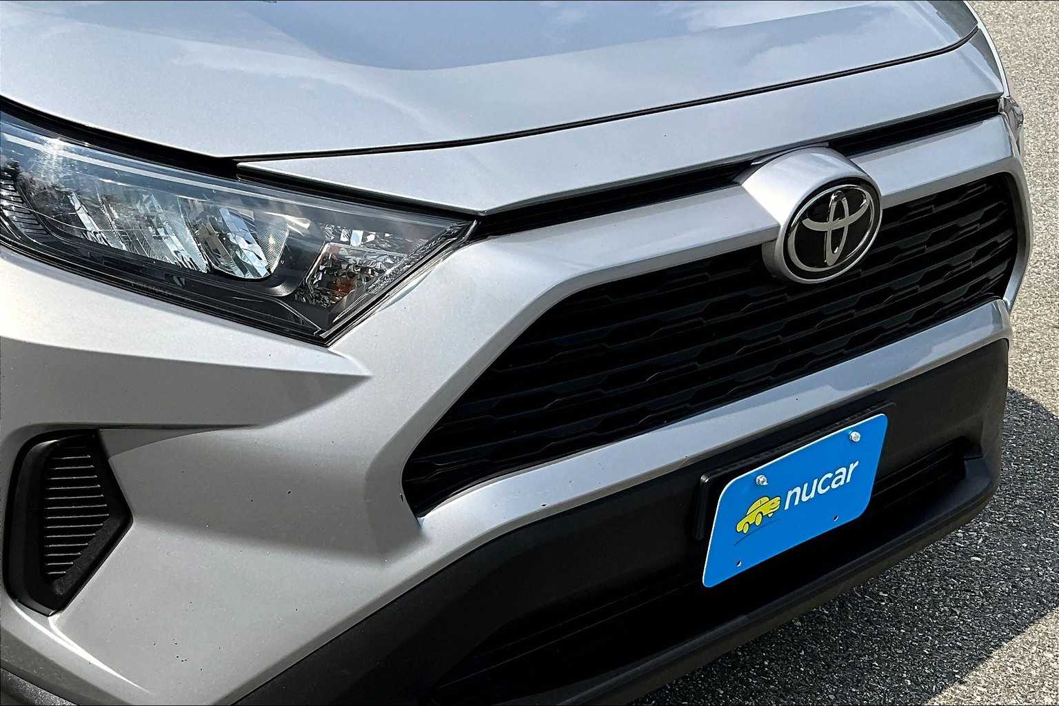 2022 Toyota RAV4 LE - Photo 32