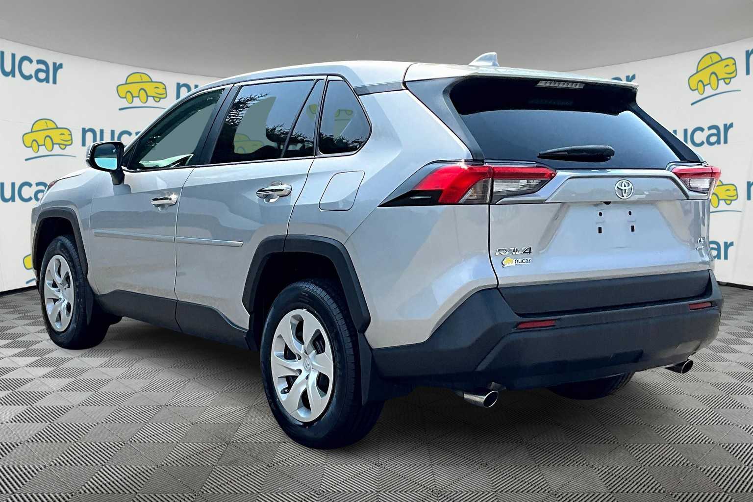 2022 Toyota RAV4 LE - Photo 4