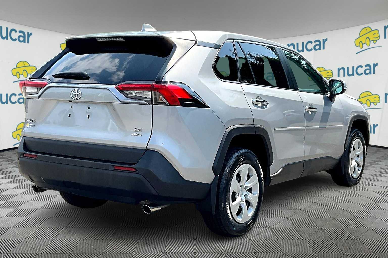 2022 Toyota RAV4 LE - Photo 6