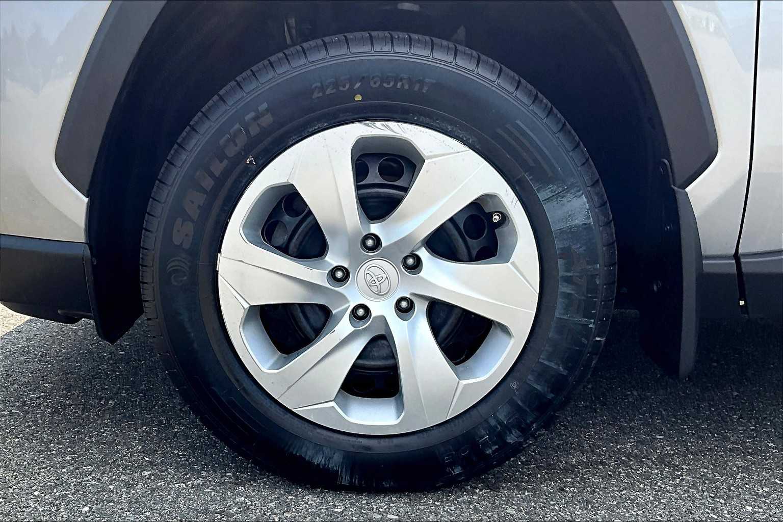 2022 Toyota RAV4 LE - Photo 7