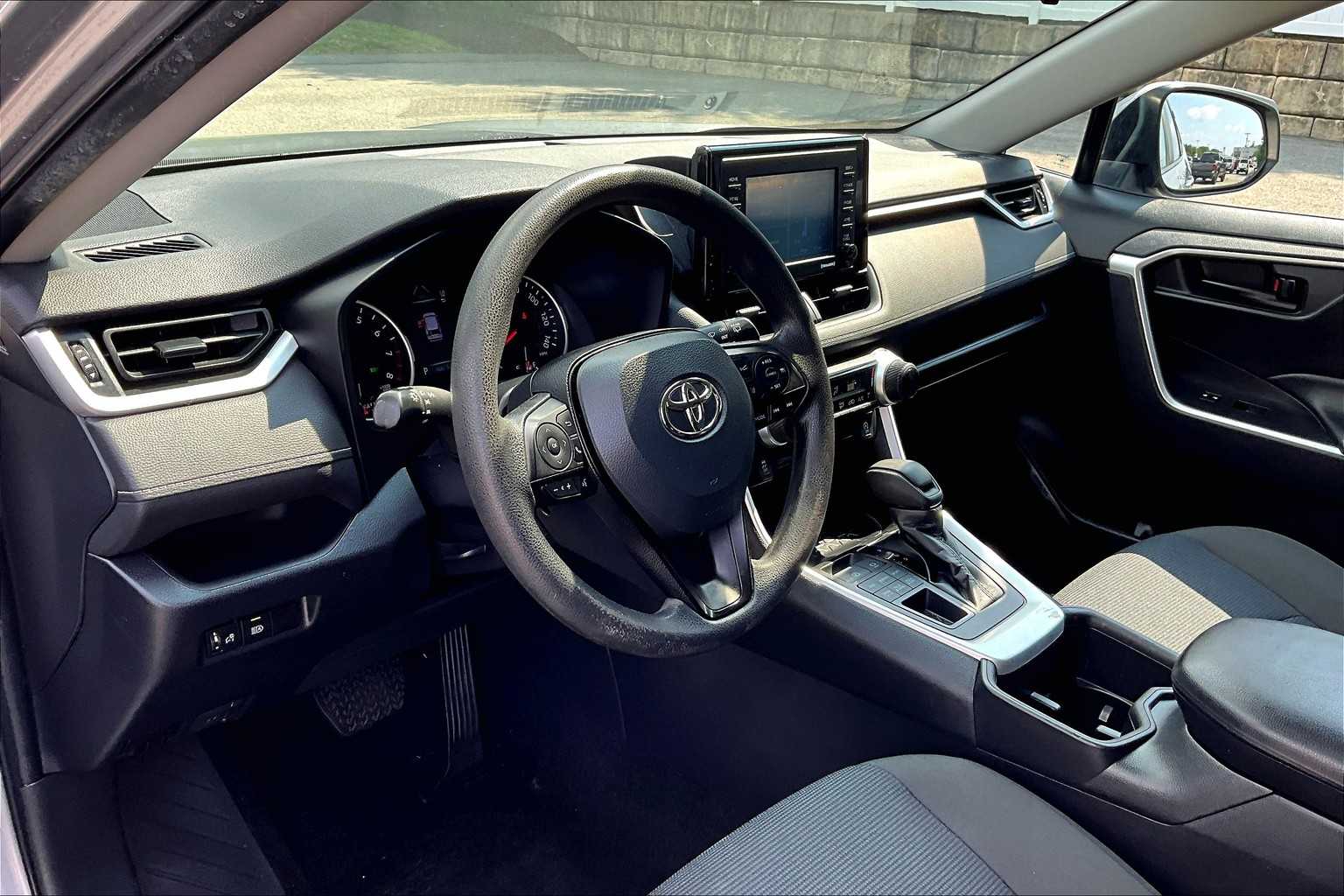 2022 Toyota RAV4 LE - Photo 8