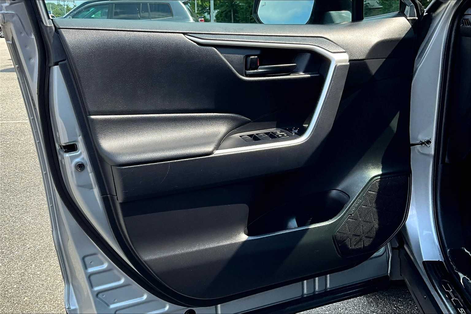 2022 Toyota RAV4 LE - Photo 9
