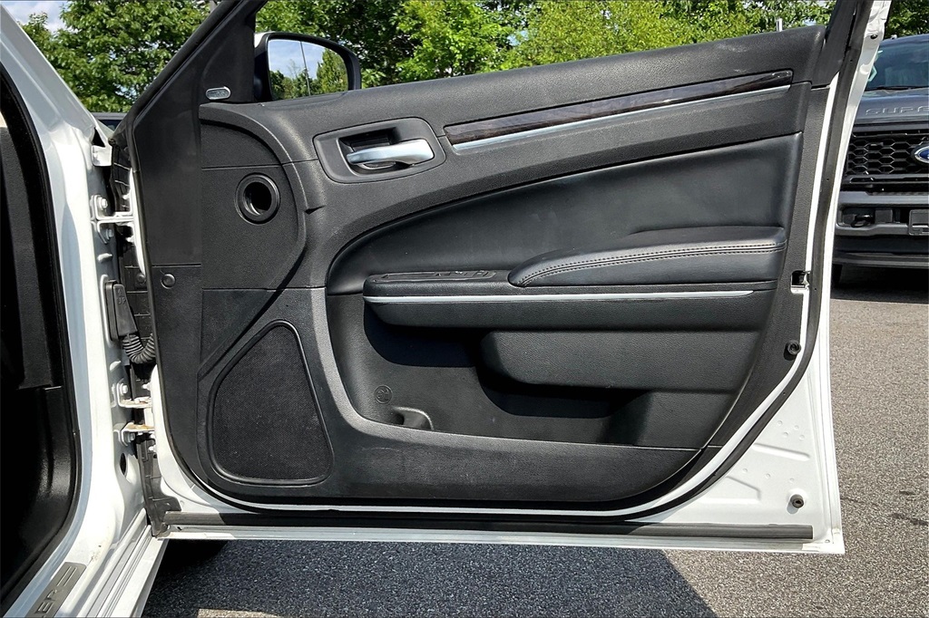 2022 Chrysler 300 Touring - Photo 11