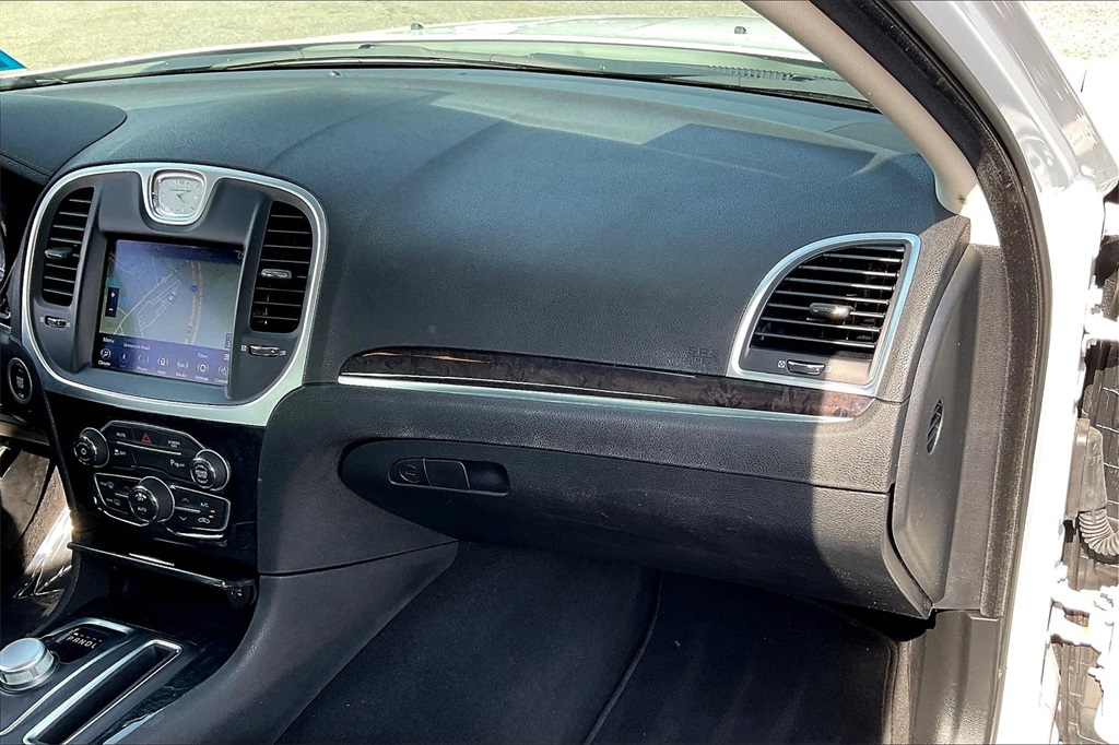 2022 Chrysler 300 Touring - Photo 12