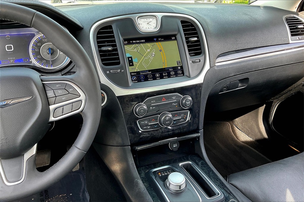 2022 Chrysler 300 Touring - Photo 17