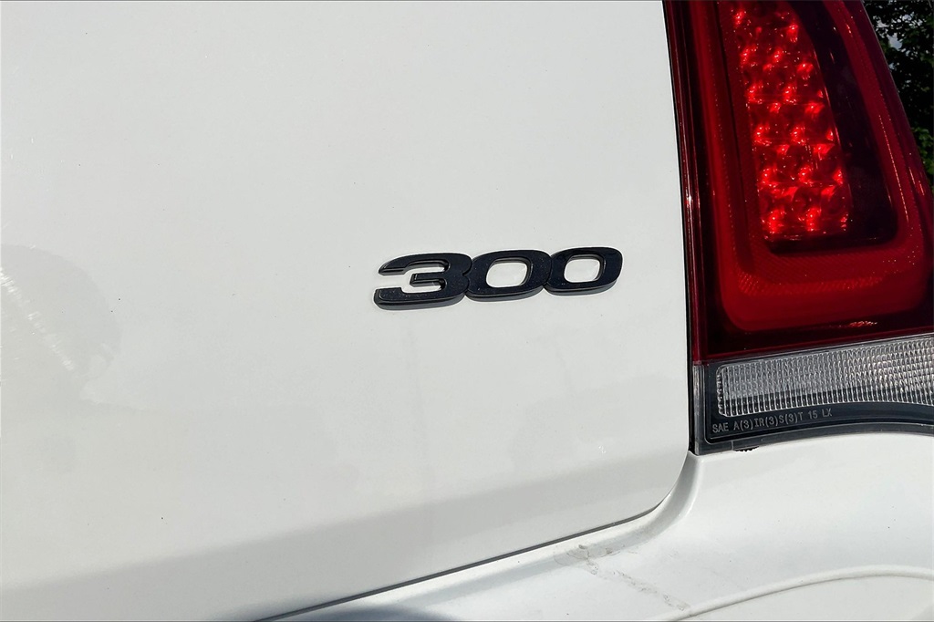 2022 Chrysler 300 Touring - Photo 27