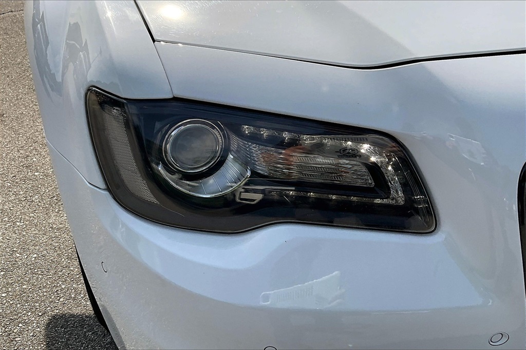2022 Chrysler 300 Touring - Photo 30