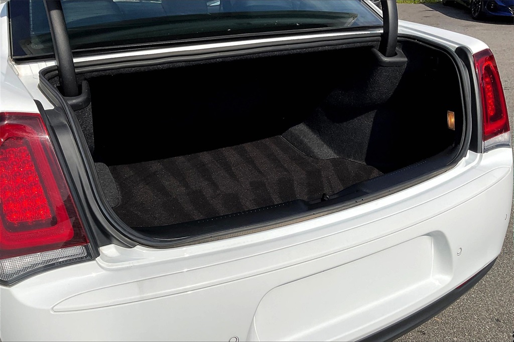 2022 Chrysler 300 Touring - Photo 34