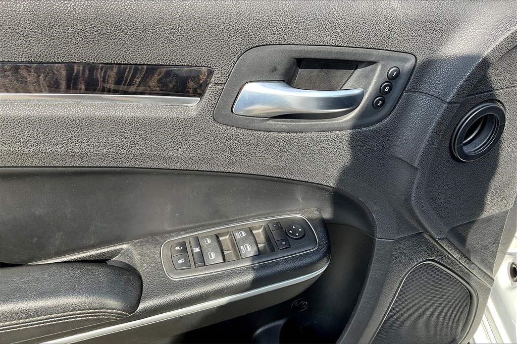 2022 Chrysler 300 Touring - Photo 36