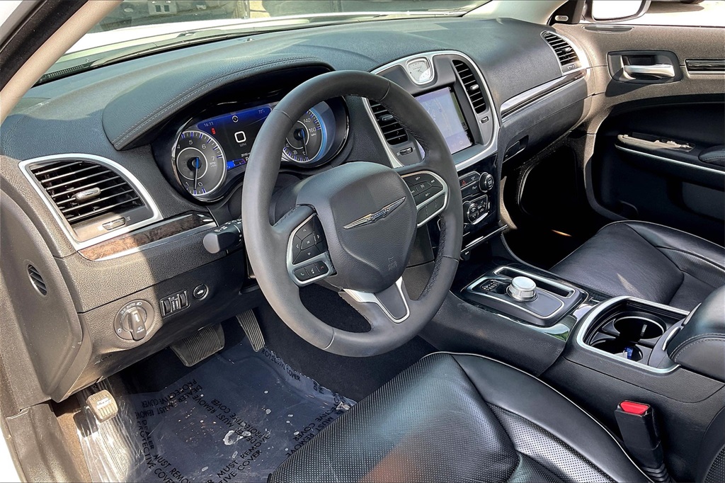 2022 Chrysler 300 Touring - Photo 8