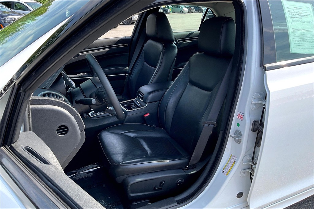 2022 Chrysler 300 Touring - Photo 9