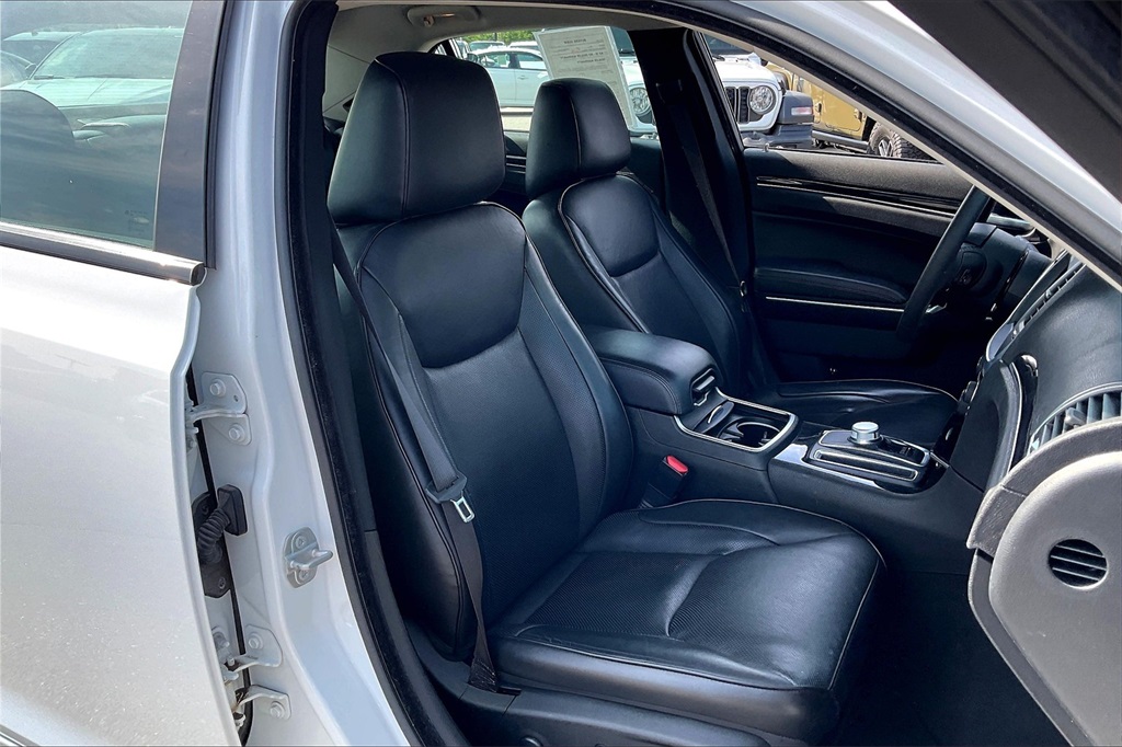 2022 Chrysler 300 Touring - Photo 10