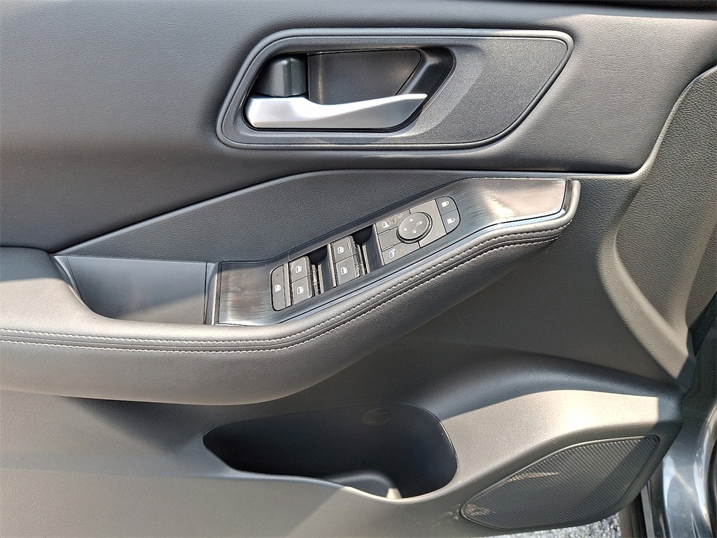 2025 Nissan Rogue SV - Photo 8
