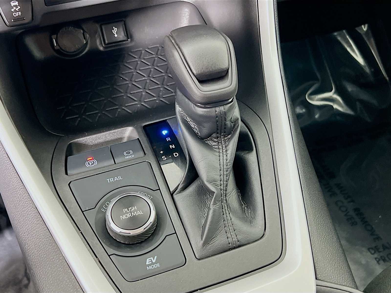 2022 Toyota RAV4 Hybrid LE - Photo 16