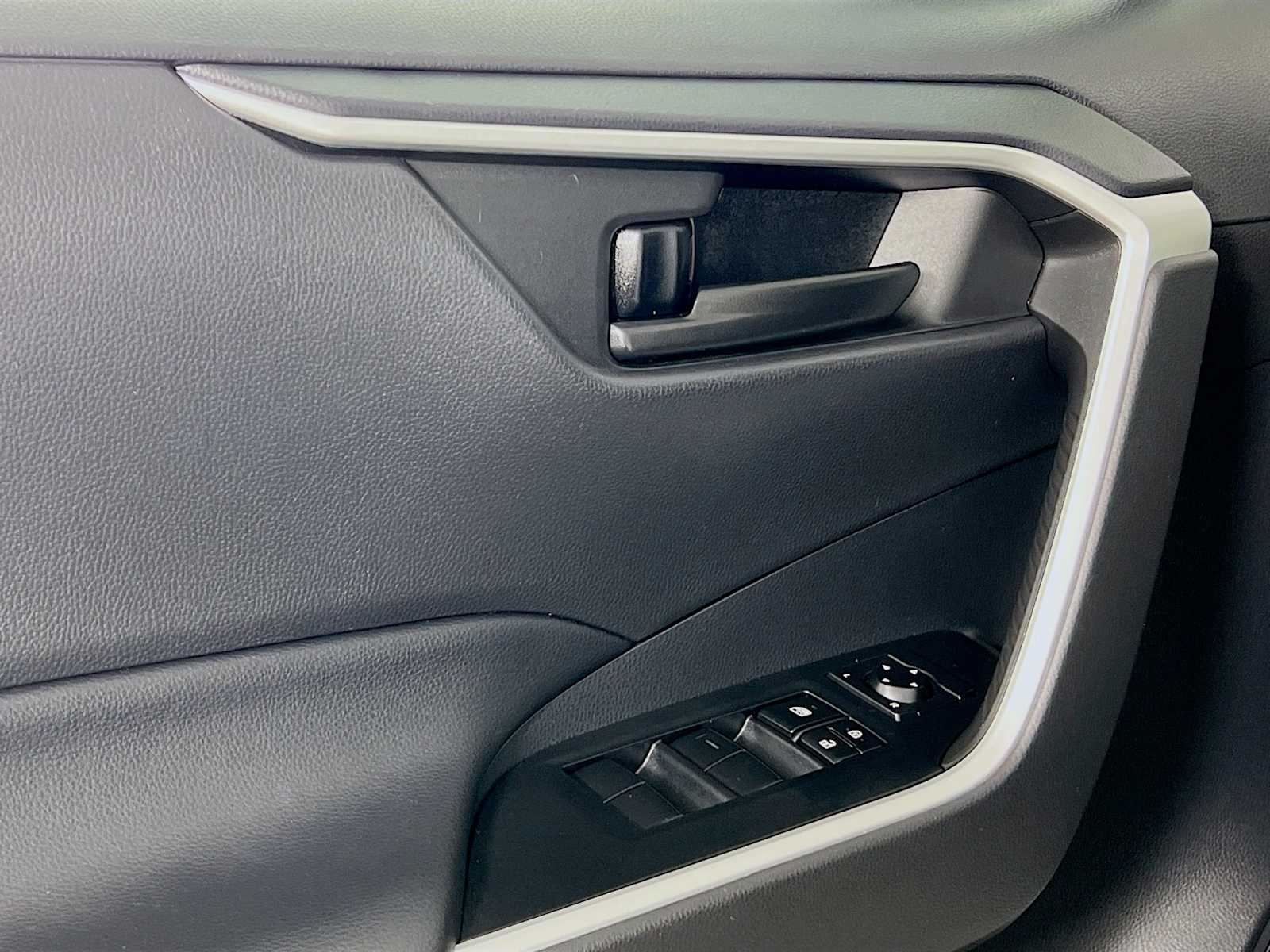 2022 Toyota RAV4 Hybrid LE - Photo 17